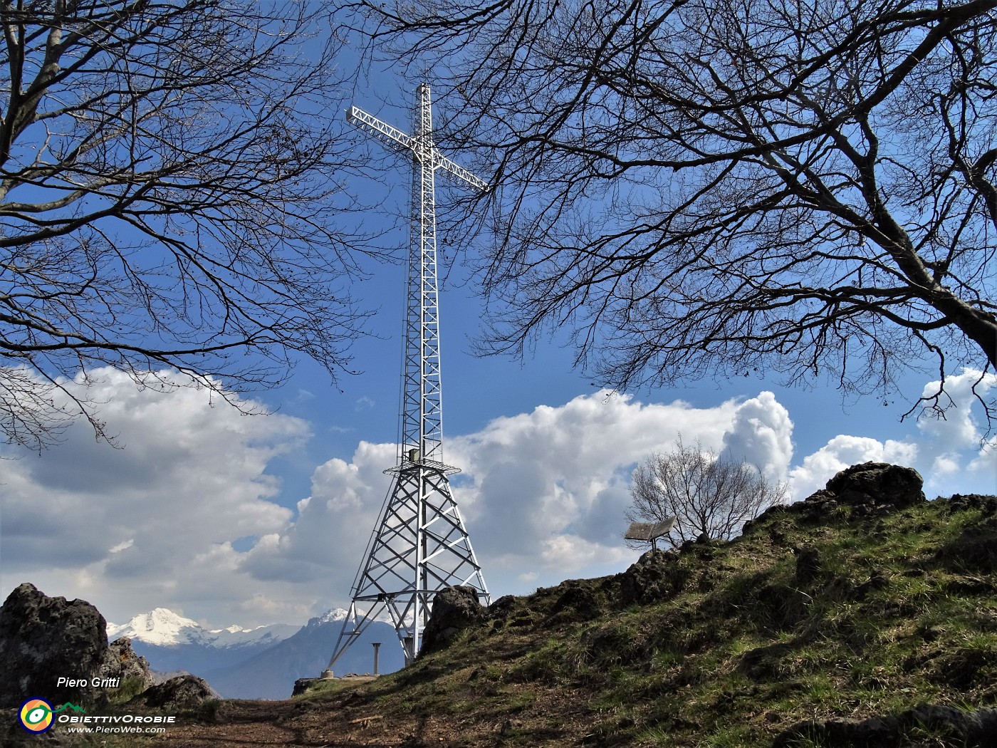 63 All'alta croce di vetta dello Zucco (1232 m).JPG